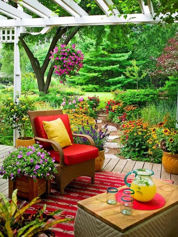 Terrasse dekorieren und frische Farben und schöne Muster kombinieren