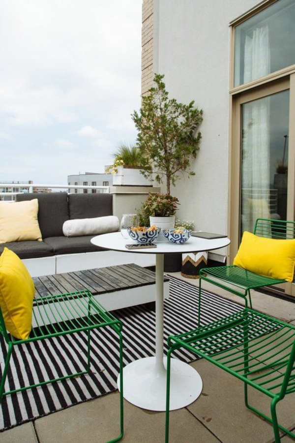 terrasse dekorieren minimalistisch farbige möbel