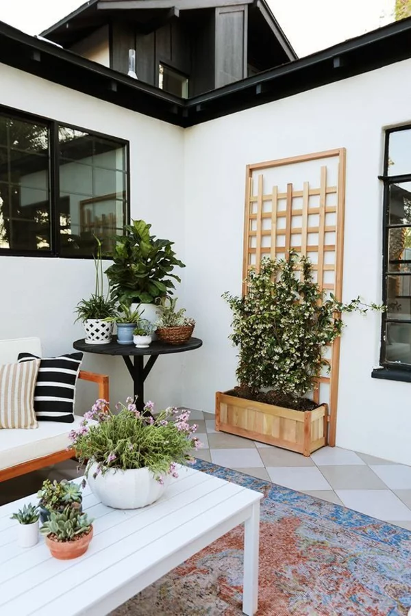 Terrasse dekorieren mit Rankgitter und vielen Topfpflanzen