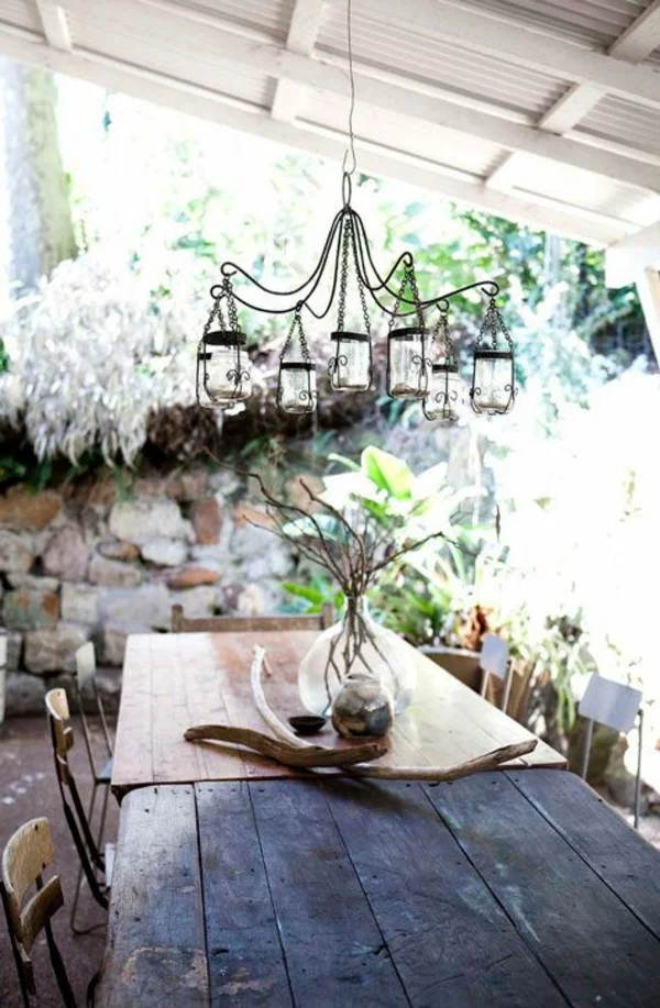 Terrasse dekorieren mit Zweigen und einem rustikalen Leuchter