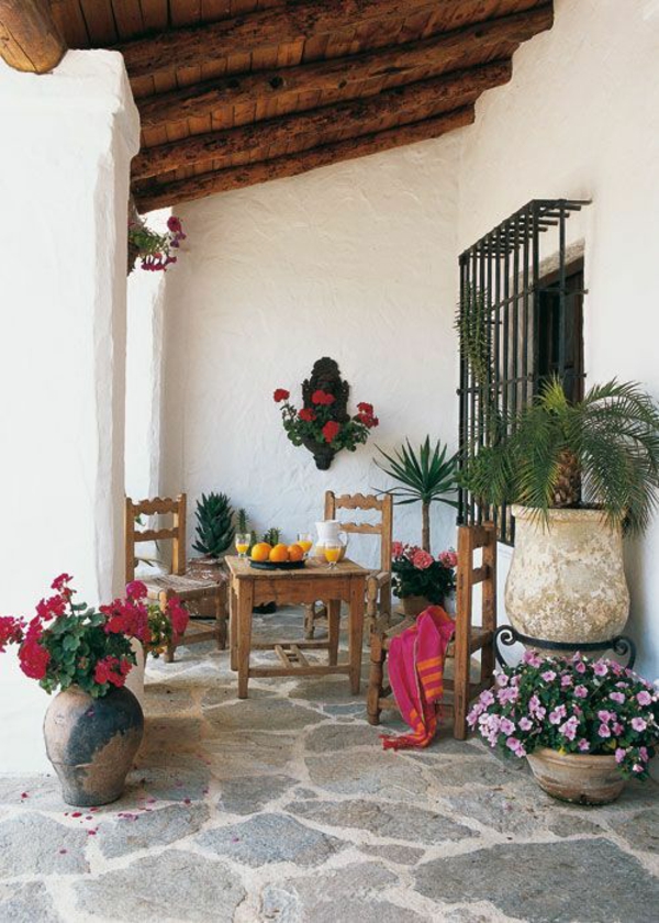 terrasse dekorieren sommerflair viele blühende pflanzen