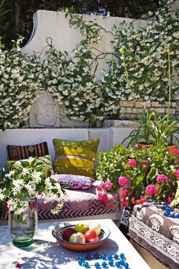 terrasse dekorieren viele textilien schöne gartenpflanzen