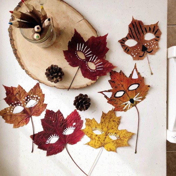Basteln zum Herbst mit Naturmaterialien aus dem Garten oder Park blätter masken kinder halloween