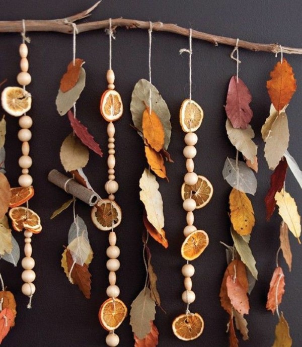 Basteln zum Herbst mit Naturmaterialien aus dem Garten oder Park blätter windspiel perlen
