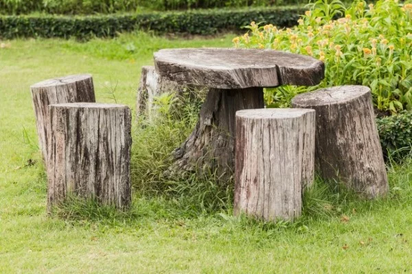 Baumstumpf dekorieren – kreative Ideen mit Liebe zur Natur tisch und stühle hocker