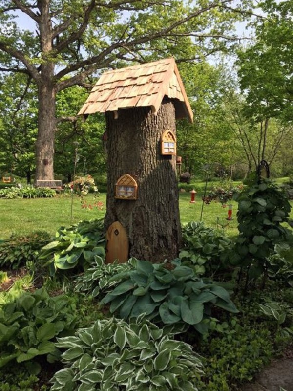Baumstumpf dekorieren – kreative Ideen mit Liebe zur Natur zwergenhaus im garten ideen tipps