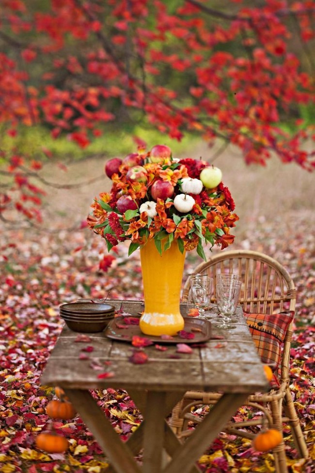 Einen märchenhaften Herbstgarten gestalten – farbenfrohe Ideen und Tipps picknick deko garten vase