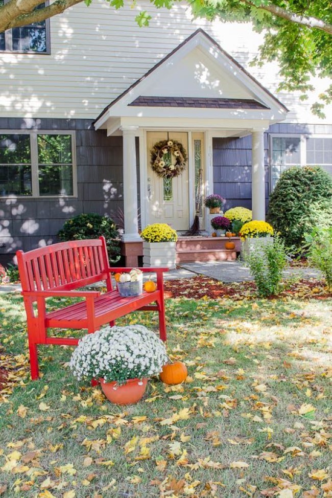 Einen märchenhaften Herbstgarten gestalten – farbenfrohe Ideen und Tipps sitzbank rot akzent