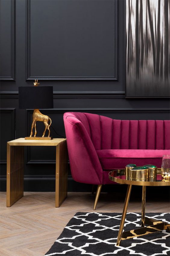 Goldene Akzente im Interieur Farbkontraste Rot Gold Schwarze Wow-Effekt im Wohnzimmer schwarze Wand Teppich rote Couch Raumschmuck