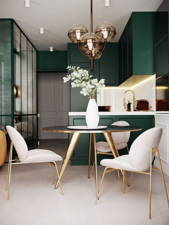 Goldene Akzente im Interieur moderne Wohnung runder Tisch zwei Sessel viel Glamour weiße Vase