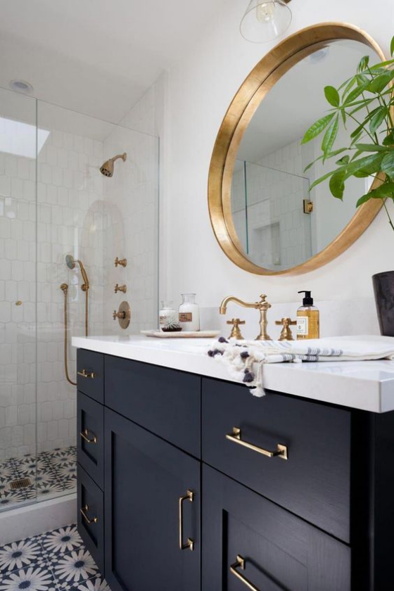 Goldene Akzente im Interieur visueller Kontrast schwarz weiß im Bad stilvolle Gestaltung Spiegel Duschkabine