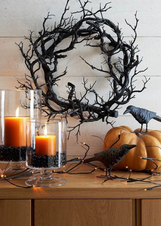 Halloween Kränze Kranz im Innenraum aus trockenen schwarzen Ästen gebastelt