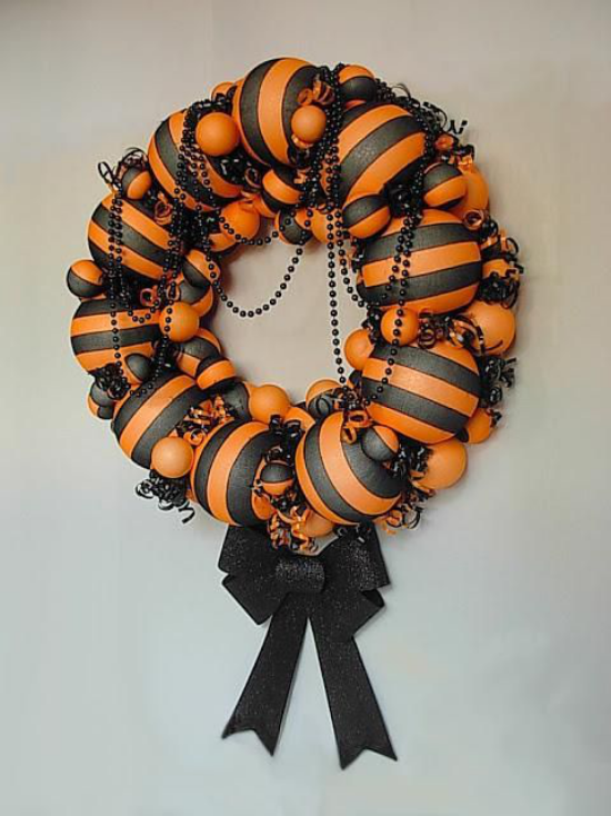 Halloween Kränze Orange und Schwarz in Farbkombination schönes Design Blickfang an der Haustür