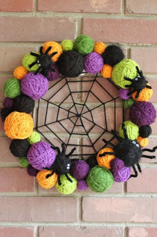 Halloween Kränze Wollknäuel in verschiedenen Farben Spinnennest aus schwarzem Garn