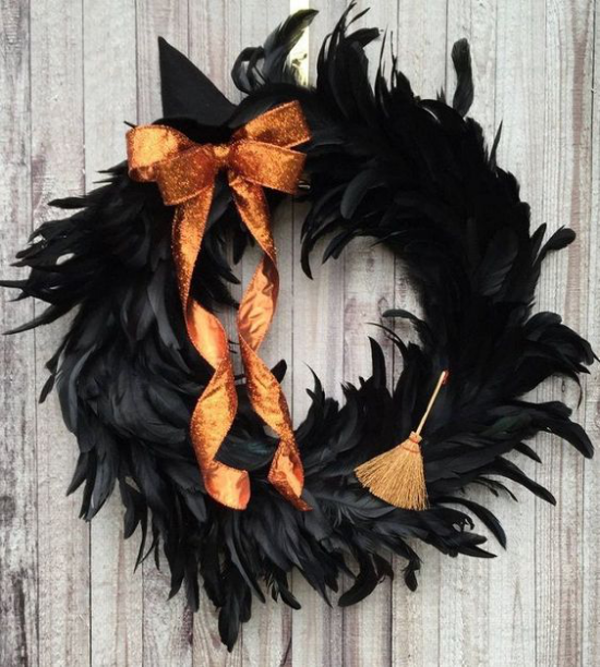 Halloween Kränze aus schwarzen Federn kleiner Hexenbesen glitzernde orangefarbene Schleife
