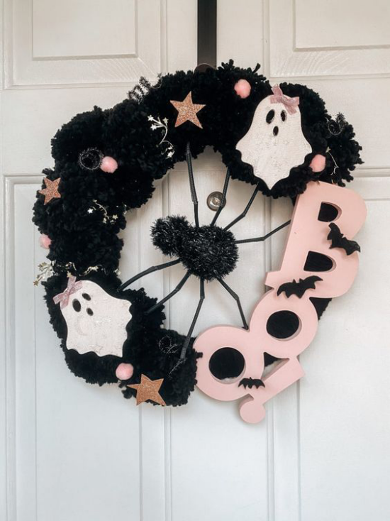 Halloween Kränze in Schwarz mit etwas Rosa Boo Zeichen kleine weiße Gespenster