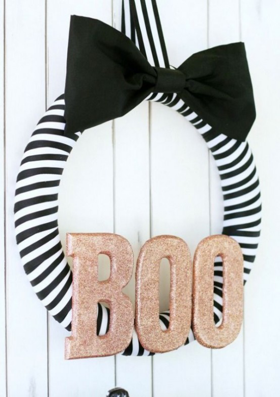 Halloween Kränze klassische elegante Gestaltung in Schwarz Weiß mit BOO Zeichen