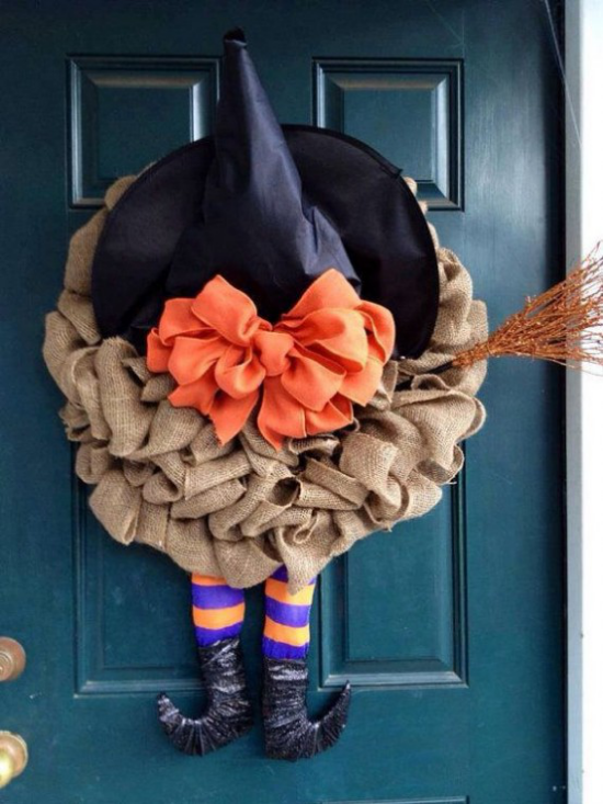 Halloween Kränze komische Gestaltung wie Zwerg schwarzer Hut orangefarbene Schleife gestreifte Socken Stiefel