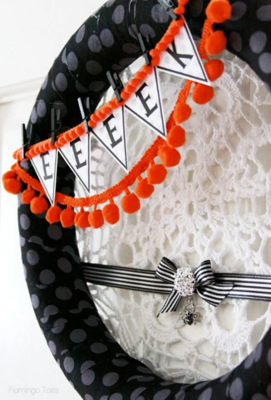 Halloween Kränze weiß schwarz orange in Kombination einfache Gestaltung leicht zu basteln