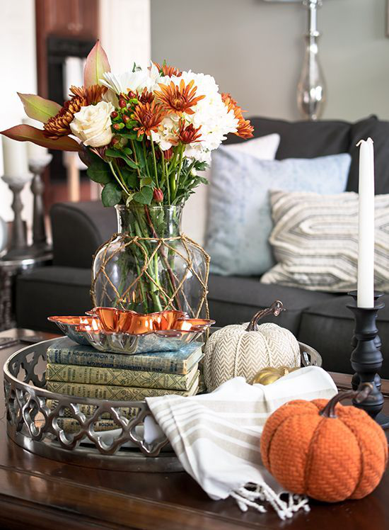 Herbstdeko auf dem Kaffeetisch bezauberndes Arrangement künstliche Kürbisse in Weiß und Orange Vase