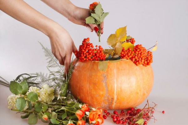 Herbstdeko basteln DIY Kürbis Vase mit Kunstblumen