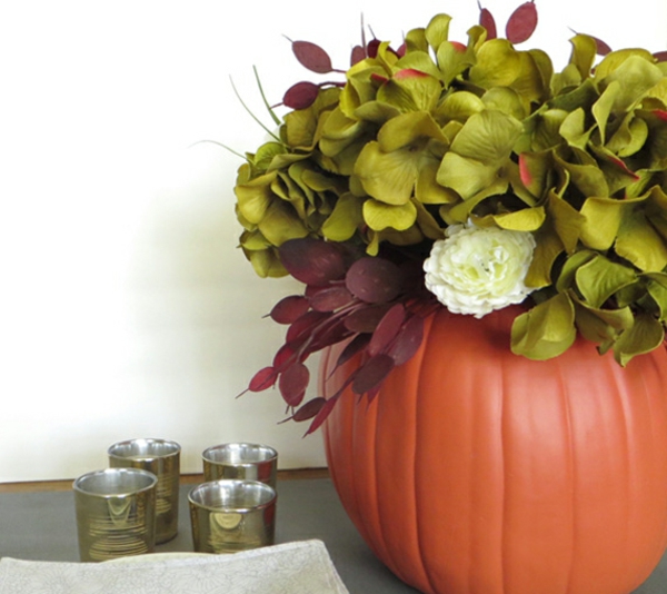Herbstdeko basteln DIY Kürbis Vase mit Schnittblumen Tischdeko Ideen zu Halloween