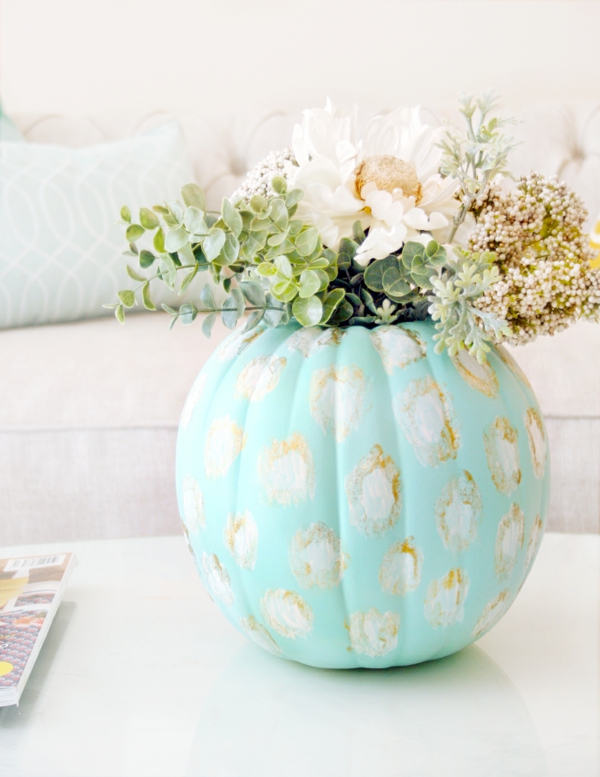 Herbstdeko mit DIY Kürbis Vase mit Herbstblumen