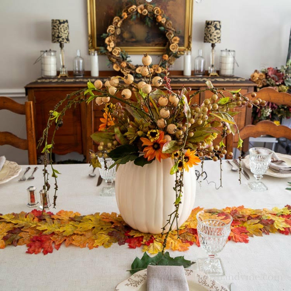 Herbstdeko mit Kürbis DIY Kürbis-Vase Tischdeko Ideen