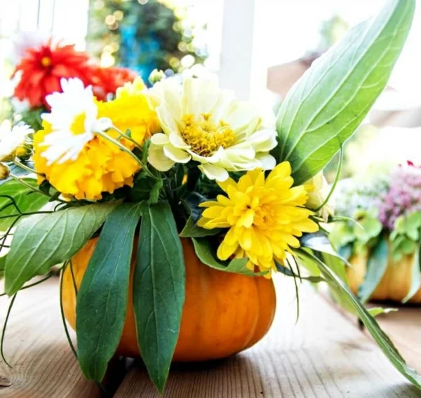 Herbstdeko mit Kürbis DIY Kürbis-Vase mit Herbstblumen
