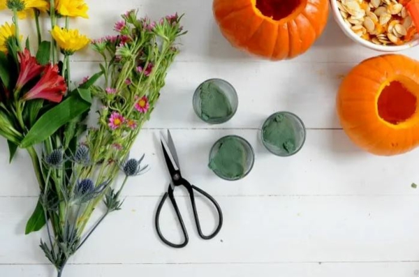 Herbstdeko mit Kürbis selber machen Ideen Kürbis-Vase basteln