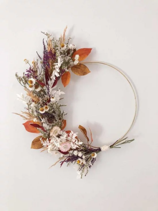Herbstkranz basteln asymmetrisch im Design Drahtring trockene Blumen und Gräser