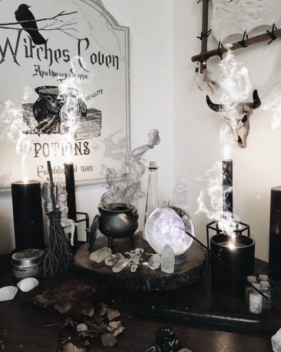 Hexenkessel Glauben an hexen und magische Kräfte tolle Halloween Deko zu Hause viel Rauch mysteriös schwarz und grau