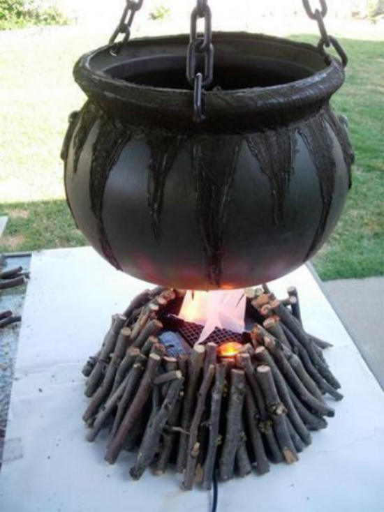 Hexenkessel draußen im Freien Holzfeuer was kocht drin