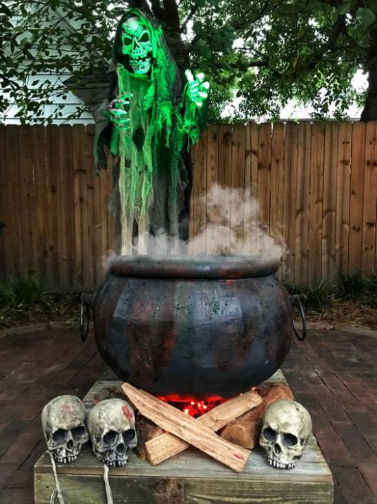 Hexenkessel draußen im Garten Totenköpfe Skelette Rauch schreckenerregendes Bild