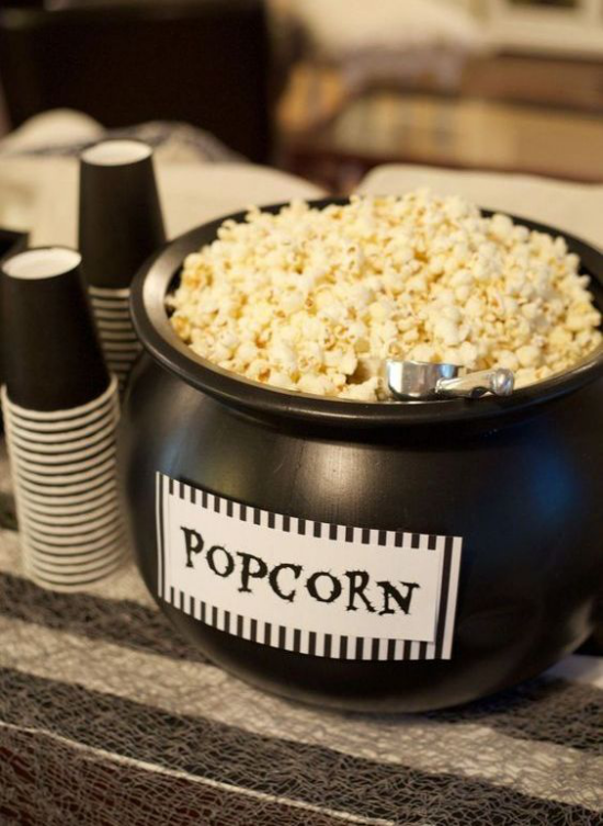 Hexenkessel großer moderner schwarzer Kessel voll mit Popcorn