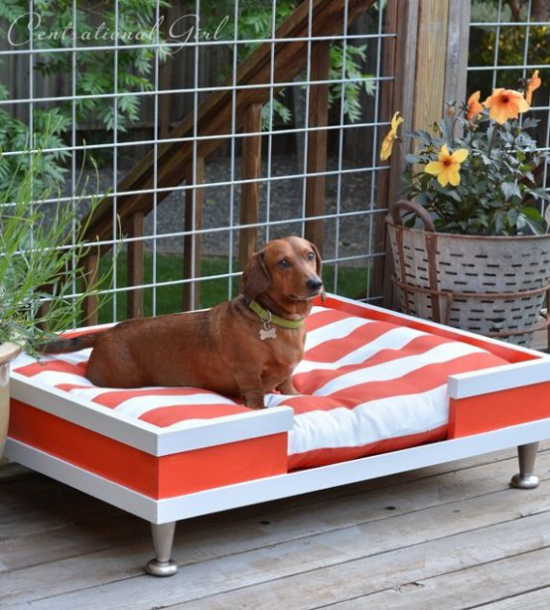 Hundebetten komfortables Modell viel Platz für den Außenbereich gestreifter Stoff rot weiß