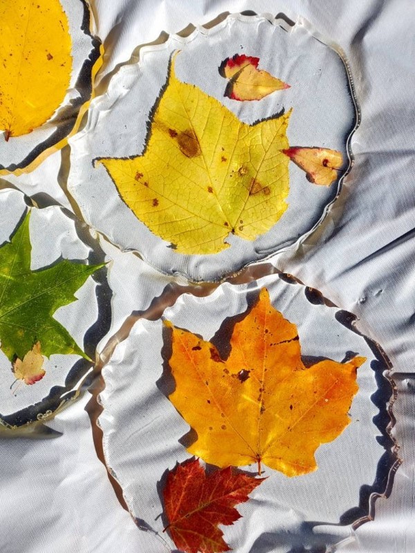 Mit Epoxidharz basteln zum Herbst – Ideen und Anleitungen für Schmuck und Deko herbstlaub bunt schön