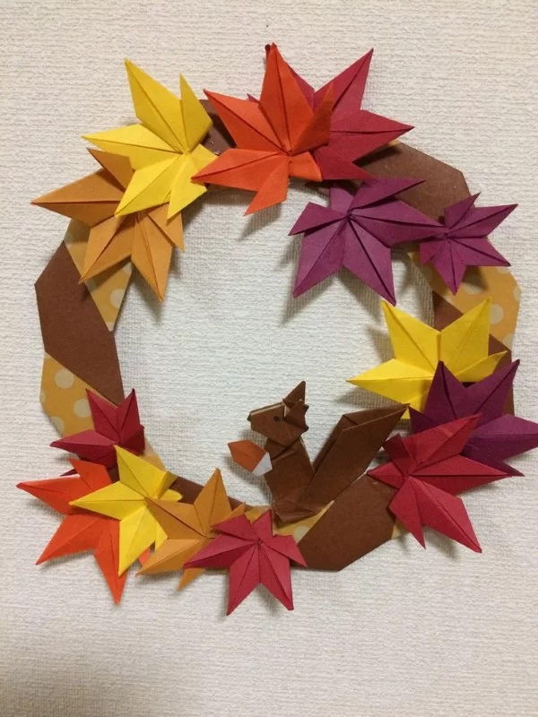 Origami Herbst Deko selber machen – Ideen und Anleitung nach japanischer Art eichhörnchen blätter kranz