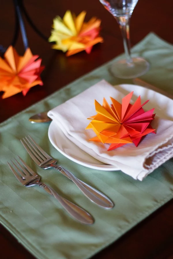 Origami Herbst Deko selber machen – Ideen und Anleitung nach japanischer Art tischdeko blumen blätter