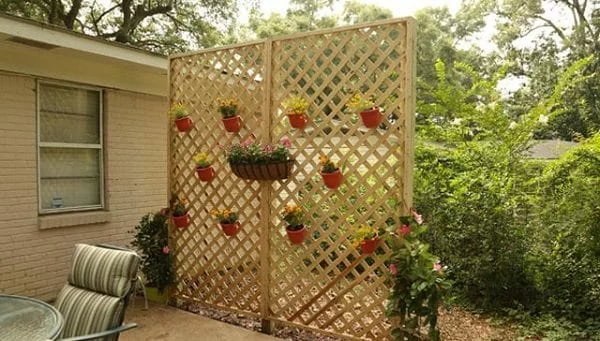 kreativ vorgehen Sichtschutz Ideen für den Garten Sichtschutzwand mit Topfpflanzen