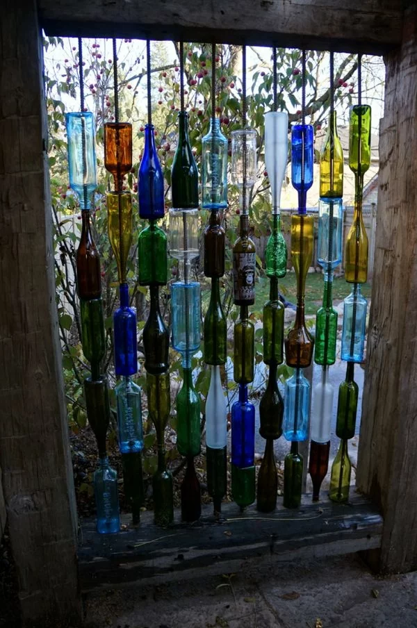 Sichtschutz Privatsphäre absondern kreative Wand aus alten Glasflaschen selber gestalten
