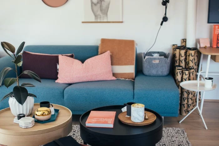 So können Sie Ihr Stoffsofa reinigen – wirksame Mittel aus dem eigenen Zuhause stoff sofa hübsch stilvoll
