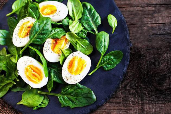 Thonon-Diät kalorienarme Mahlzeiten gekochte Eier mit ungesalzenem gedünstetem Spinat zu Mittag