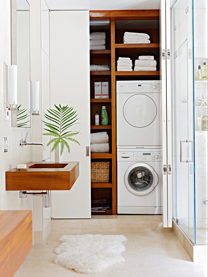 Waschküche im Bad einrichten diskreter Ort hinter Gleittüren verstecken clevere Einrichtungsidee