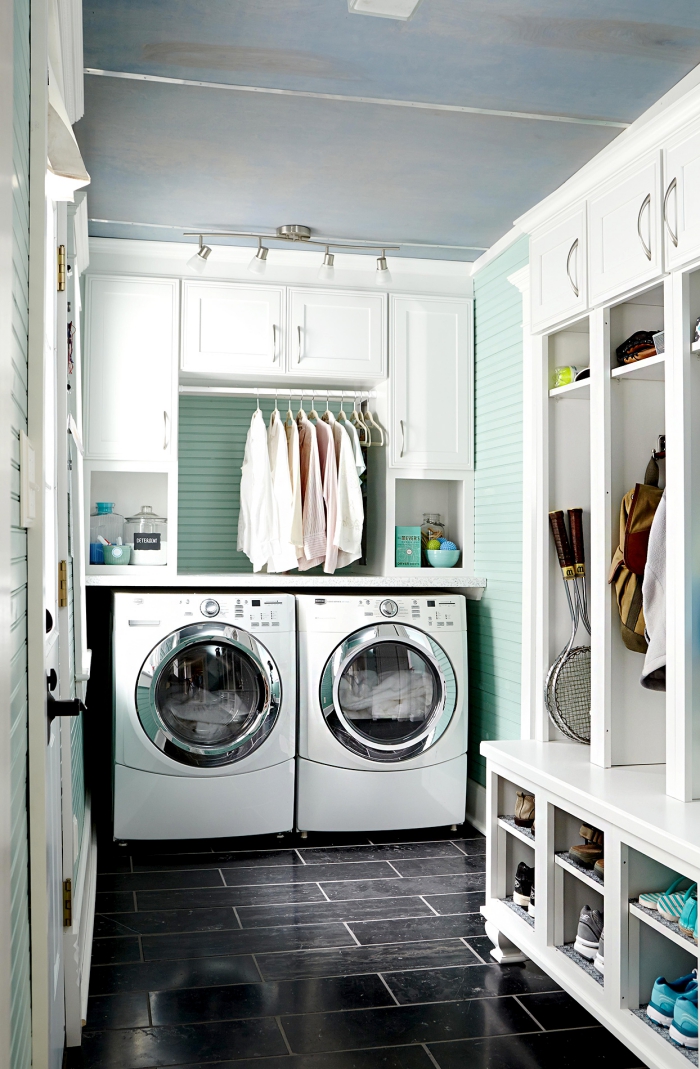Waschküche moderne Geräte Waschmaschine Trockner darüber Hemden trocknen an der Stange gefliester Boden