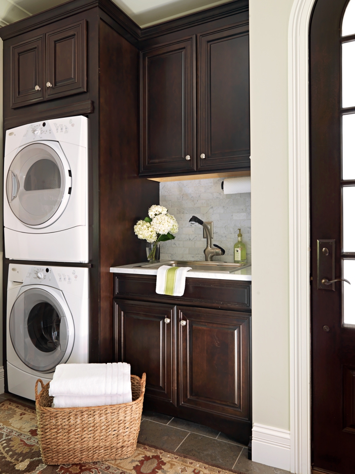Waschküche sehr stilvoll gestaltet dunkelbraune Schränke weiße Geräte Waschmaschine Trockner im visuellen Farbkontrast