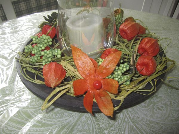 Zentralstück mit einer Kerze Basteln mit Lampionblumen