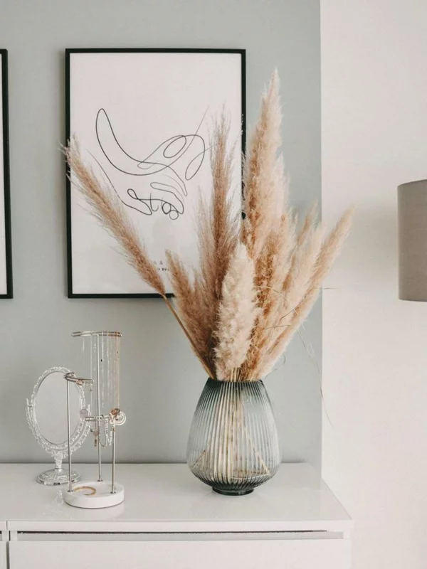 Ziergras Pampasgras tolle Dekoideen für Zuhause vase mit pampasgras auf Kommode wandbild im Hintergrund 