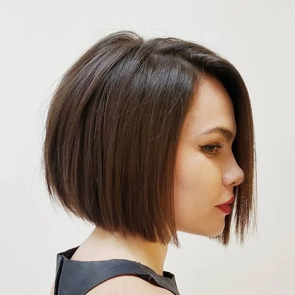 elegante Frisuren - tolle Trends für Frauen - junge Frau trägt ihr dunkles Haar modern gestylt