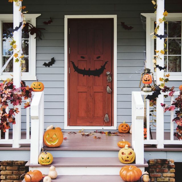 halloween türdeko gruselige stimmung schaffen kürbisse treppen dekorieren